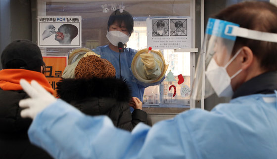 26일 서울 용산역 앞에 마련된 신종 코로나바이러스 감염증(코로나19) 임시선별진료소에서 시민들이 검사를 받고 있다. 2022.1.26/뉴스1 © News1