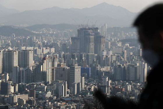 서울 남산에서 바라본 주택 밀집지역 모습. 2022.1.24/뉴스1