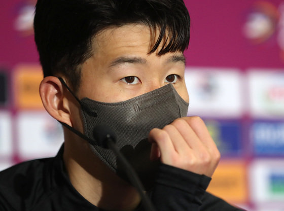 16일(현지시간) 오후 카타르 도하 타니 빈 자심 스타디움에서 열린 ‘2022 카타르월드컵 아시아 최종예선 A조 6차전’ 대한민국과 이라크의 경기를 마친 손흥민이 기자회견을 하고 있다. 2021.11.17/뉴스1 © News1