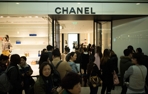 상하이 한 백화점에 위치한 샤넬 매장에 중국인 관광객들이 운집해있다. ©AFP=뉴스1