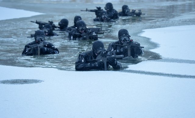 육군 특수전사령부 장병들이 2016년 겨울 강원도 평창군 황병산 일원에서 열린 특전사 설한지 극복훈련에서 수중침투작전을 펼치고 있다. 뉴스1