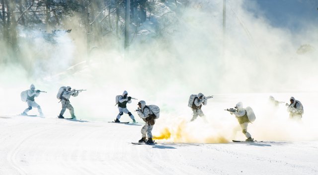 한-미 해병대원들이 2013년 겨울 강원도 평창 황병산에 위치한 산악 종합훈련장에서 열린 동계 연합작전 수행능력 배양을 위한 연합 설한지(雪寒地)훈련에서 스키를 타고 설상기동을 실시하고 있다. 뉴스1