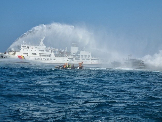 해경이 화재를 진압하고 있다(부산해경 제공)© 뉴스1
