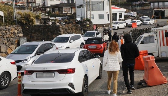 신종 코로나바이러스 감염증(코로나19) 신규 확진자가 사상 처음으로 1만명을 넘어선 26일 오후 제주시 애월읍 한담해변에 관광객과 렌터카가 몰려 혼잡한 모습을 보이고 있다. 2022.1.26/뉴스1