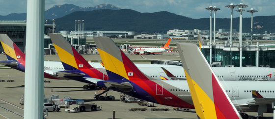 인천공항 제1터미널에 아시아나 항공기가 착륙해 있는 모습. 2021.9.8/뉴스1 © News1