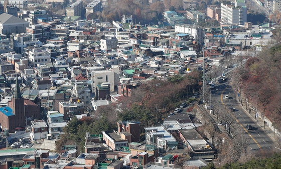 28일 서울 남산에서 본 빌라(연립주택) 밀집지역. 대출 제한과 금리 인상 등의 규제로 서울 아파트 시장은 거래절벽인 반면 연립주택 매매가격 변동률은 상승하고 있는 추세다. 2021.11.28/뉴스1 © News1