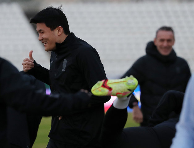 대한민국 축구대표팀 김민재가 26일 오후(현지시간) 레바논 시돈 사이다 시립 경기장에서 27일 열리는 ‘2022 카타르월드컵 아시아 최종예선 A조 7차전‘ 레바논의 경기를 앞두고 공식 훈련을 갖는 중 벤투 감독에게 엄지 손가락을 내밀고 있다. 2022.1.26/뉴스1 © News1