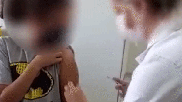 백신을 놔주는 척 빈주사기를 찔렀다가 빼는 모습. (Bana Vale  갈무리) © 뉴스1