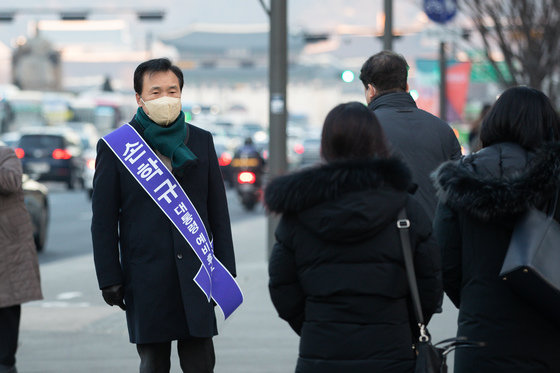 손학규 무소속 대선후보가 지난 7일 서울 광화문 세종대로사거리에서 출근길 시민들을 향해 인사하고 있다. 2022.1.7/뉴스1 © News1