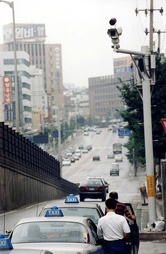 1990년대 택시 합승 등의 불법 행위를 적발하기 위해 서울 강남구의 한 도로에 설치한 감시카메라.(동아일보 DB