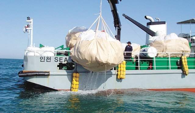 인천에 하나뿐인 해양환경정화선인 85t급 ‘씨클린(Sea Clean)호’. 인천시는 내년까지 100t급 해양환경정화선 1척을 추가 건조하는 등 해양쓰레기 문제 해결에 총력을 기울이고 있다. 인천시 제공