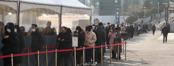 27일 오전 서울 중구 서울역광장에 마련된 신종 코로나바이러스 감염증(코로나19) 임시선별진료소에서 시민들이 검사를 기다리고 있다. 뉴스1