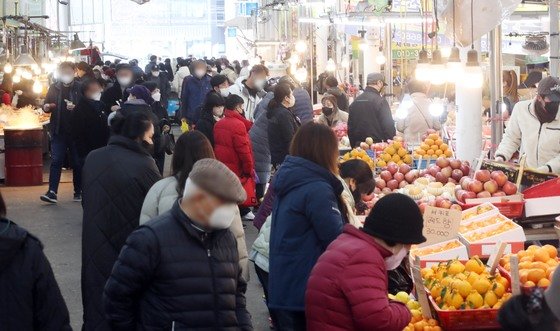 설 연휴를 앞둔 27일 오후 제주시 민속오일시장에서 도민과 관광객들이 장을 보고 있다. 2022.1.27/뉴스1 © News1