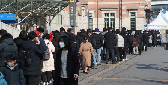27일 서울 중구 서울역광장에 마련된 신종 코로나바이러스 감염증(코로나19) 임시선별진료소에서 시민들이 검사를 기다리고 있다. 뉴스1