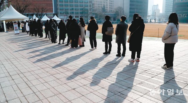 27일 서울 중구 시청 앞 서울광장에 설치된 임시선별검사소에서 시민들이 유전자증폭(PCR) 검사 순서를 기다리고 있다. 홍진환 기자 jean@donga.com
