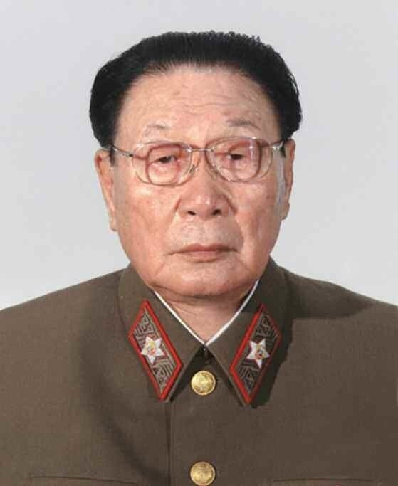 북한의 원로인 리용무 전 국방위원회 부위원장이 97세를 일기로 사망했다고 노동당 기관지 노동신문이 28일 보도했다. 신문은 리 전 부위원장이 지난 27일 급성심근경색으로 사망했다고 전했다. 평양 노동신문
