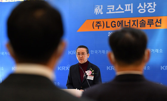 27일 오전 서울 여의도 한국거래소에서 열린 LG에너지솔루션의 코스피 신규상장 기념식에 참석한 권영수 LG에너지솔루션 대표이사가 기념사를 하고 있다. 2022.1.27/뉴스1 © News1