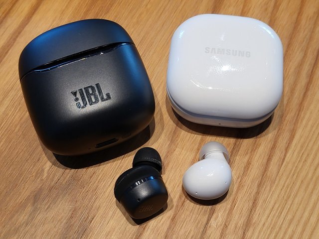 JBL 투어 프로+ 무선 이어폰과 케이스(왼쪽), 삼성전자 갤럭시 버즈 2 무선 이어폰과 케이스 크기 비교.