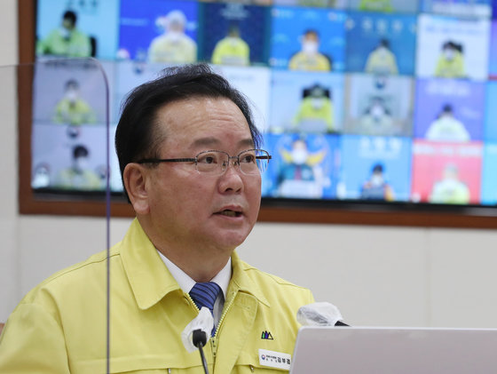 김부겸 국무총리가 28일 서울 종로구 정부서울청사에서 열린 코로나19 대응 중앙재난안전대책본부 회의를 주재하며 발언하고 있다. 2022.1.28/뉴스1 © News1