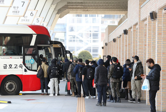 설 연휴를 앞둔 28일 서울 서초구 고속버스터미널 경부선에서 귀성객들이 버스에 탑승하고 있다. 2022.1.28/뉴스1 © News1