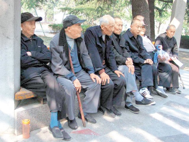 중국 베이징의 공원 벤치에서 노인들이 쉬고 있다. 중국은 지난해 65세 이상 인구가 2억 명을 넘어서며 전체 인구의 41.2%를 차지해 처음으로 고령사회에 진입했다. 사진 출처 웨이보