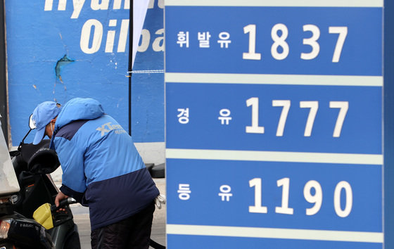 국제유가의 급등세로 국내 휘발유 가격도 상승세를 보이고 있는 가운데 23일 서울시내 주유소에서 휘발유를 리터당 1837원, 경유를 1777원에 판매하고 있다. 2022.1.23/뉴스1 © News1