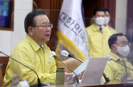 김부겸 국무총리가 28일 서울 종로구 정부서울청사에서 열린 코로나19 대응 중앙재난안전대책본부 회의를 주재하며 발언하고 있다. 2022.1.28/뉴스1 © News1