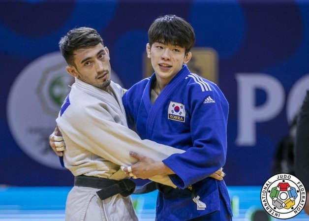 이하림(오른쪽)이 2022 포르투갈 그랑프리 대회에서 남자 60㎏급 금메달을 차지했다.(국제유도연맹 홈페이지 캡처)