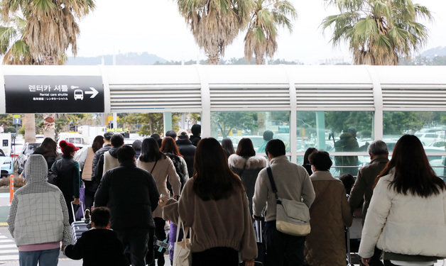 설 연휴 첫 날인 29일 오후 제주국제공항 1층 도착장이 제주를 찾은 귀성객과 관광객들로 붐비고 있다.2022.1.29/뉴스1 © News1