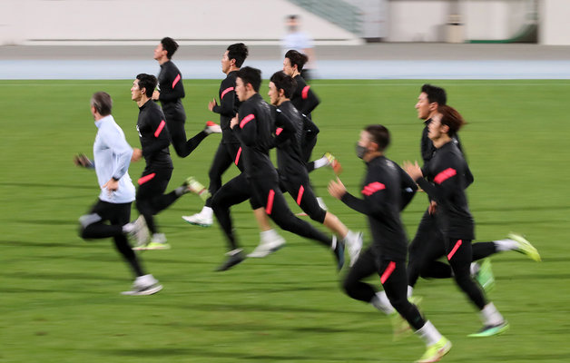 대한민국 축구대표팀 선수들이 29일 오후(현지시간) 아랍에미리트(UAE) 두바이 폴리스 오피서즈 클럽에서 오는 2월 1일 열리는 ‘2022 카타르월드컵 아시아 최종예선 A조 8차전‘ 시리아전을 앞두고 훈련을 하고 있다. 2022.1.29/뉴스1 © News1
