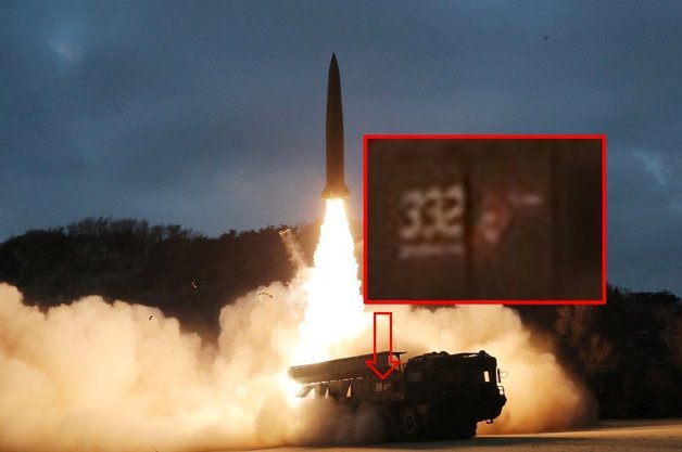 북한이 27일 함경남도 함흥 일대에서 시험 발사한 단거리탄도미사일 KN-23의 이동식 발사대(TEL) 차량 우측에 숫자 ‘332’가 적혀 있다. (조셉 뎀시 트위터) © 뉴스1