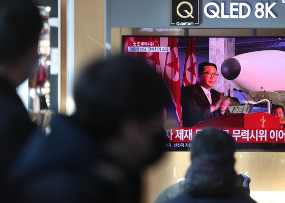 30일 오전 서울역에서 시민들이 북한 중거리 탄도미사일 발사 관련 뉴스를 지켜보고 있다. 합참은 이날 오전 7시52분께 자강도 일대에서 동해상으로 탄도미사일로 추정되는 발사체 1발을 발사한 것이 포착했다고 밝혔다. 2022.1.30/뉴스1 © News1