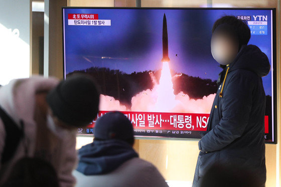 30일 오전 서울역에서 시민들이 북한 중거리 탄도미사일 발사 관련 뉴스를 지켜보고 있다. 합참은 이날 오전 7시52분께 자강도 일대에서 동해상으로 탄도미사일로 추정되는 발사체 1발을 발사한 것이 포착했다고 밝혔다. 2022.1.30/뉴스1 © News1