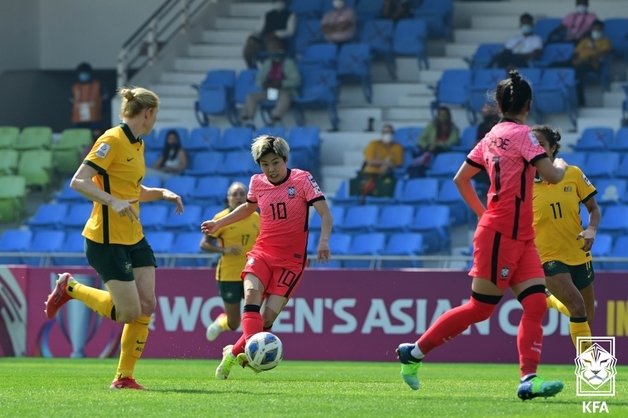 한국 여자축구대표팀 지소연이 30일 호주와의 2022 여자 아시안컵 8강전에서 슈팅을 시도하고 있다.(대한축구협회 제공) © 뉴스1