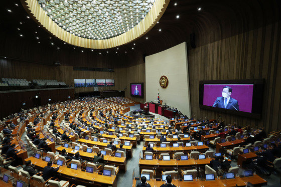 김부겸 국무총리가 27일 오후 국회에서 열린 본회의에서 2022년 1차 추경안 시정연설을 하고 있다. 2022.1.27/뉴스1 © News1