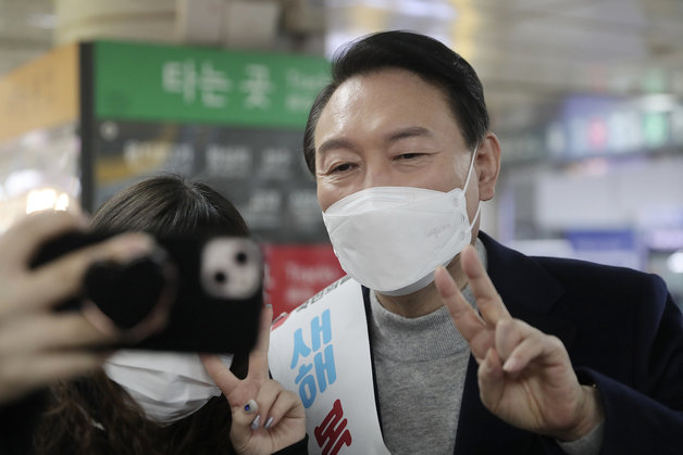 윤석열 국민의힘 대선 후보가 29일 오후 서울 지하철 강남역에서 시민들과 ‘셀카’를 찍고 있다. (국민의힘 선대본 제공) 2022.1.29/뉴스1