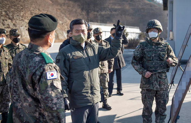 서욱 국방부 장관이 31일 오전 우리 군의 미사일 작전을 수행하는 핵심부대인 육군 미사일사령부를 방문하여 우리 군의 미사일 대응능력과 대비태세를 점검하고 있다.(국방부 제공)© 뉴스1