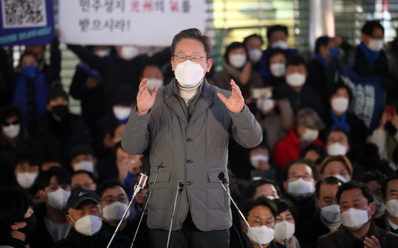 이재명 더불어민주당 대선 후보가 27일 오후 ‘호남정치 1번지’ 광주 동구 충장로에서 열린 거리연설에서 시민들에게 지지를 호소하고 있다. 충장로우체국 앞 계단 우다방은 5·18 당시 시위군중들의 예비 집결지이자 정보를 주고받았던 곳이다.2022.1.27/뉴스1 © News1