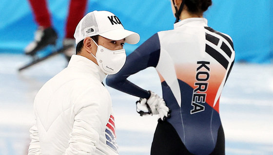 2022 베이징 동계올림픽 개막을 앞둔 31일 중국 베이징 캐피털 실내 경기장에서 대한민국 쇼트트랙 대표팀 이영석 코치가 선수들을 지켜보고 있다. 2022.1.31/뉴스1 © News1