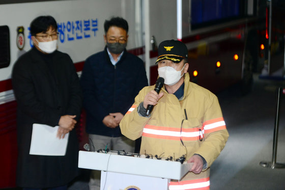 문희준 광주 서부소방서장이 12일 오후 광주 서구 화정동 신축 아파트 붕괴 사고 현장에서 언론브리핑을 하고 있다. 이날 벌어진 2차 수색 작업에서 구조자는 단 한명도 발견되지 않았다. 2022.1.12/뉴스1 © News1