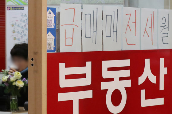 25일 서울의 한 공인중개사에 아파트 매매 시세가 게시돼 있다.(사진은 기사와 관계없음) 2022.1.25/뉴스1 © News1