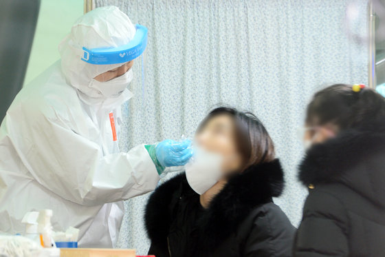 설인 1일 오전 광주 남구보건소 선별진료소에서 한 시민이 PCR검사를 받고 있다. 2022.2.1/뉴스1 © News1