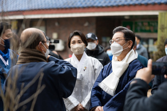 이재명 더불어민주당 대선 후보가 설 명절인 1일 오전 부인 김혜경 씨와 함께 경북 안동김씨 화수회를 방문해 시민들과 인사를 나누고 있다. (더불어민주당 선대위 제공) 2022.2.1/뉴스1 © News1