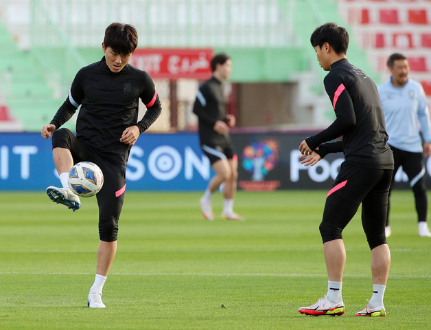 대한민국 축구대표팀 황인범과 백승호(오른쪽)가 31일 오후(현지시간) 아랍에미리트(UAE) 두바이 라쉬드 스타디움에서 오는 2월 1일 열리는 ‘2022 카타르월드컵 아시아 최종예선 A조 8차전‘ 시리아전을 앞두고 공식 훈련을 갖고 있다. 2022.1.31/뉴스1 © News1