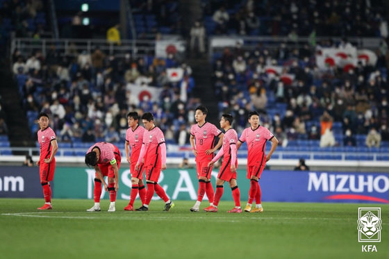 25일 일본 요코하마시 닛산스타디움에서 열린 한일전에서 0-3으로 패한 대한민국 축구대표팀 선수들이 아쉬워하고 있다. (대한축구협회 제공) 2021.3.25/뉴스1