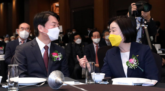 안철수 국민의당 대선후보와 심상정 정의당 대선후보가 26일 오전 서울 종로구 AW컨벤션센터에서 열린 제18대 대한노인회 김호일 회장 취임 1주년 기념식에 참석해 대화를 나누고 있다. 2021.11.26/뉴스1 © News1