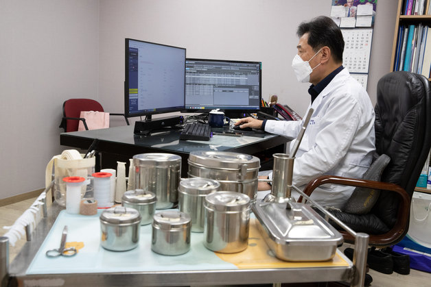 서울 구로구의 한 의원에서 의사가 재택치료 업무를 하고 있다. © News1