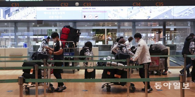 31일 2022 베이징 동계올림픽에 참가하는 한국선수단 본진이 인천공항에서 수속을 밝고 있다. 원대연 기자 yeon72@donga.com