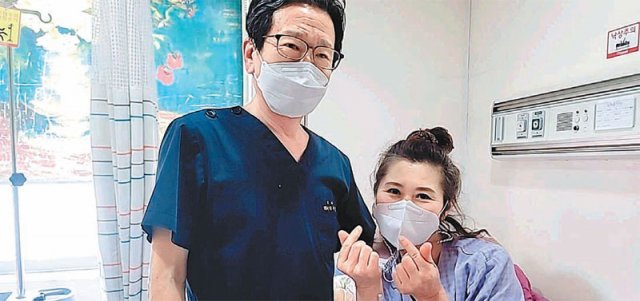 간경화를 앓는 남편에게 간 이식을 해주기 위한 공여자 검사에서 간암을 조기 발견하고 치료한 A 씨(오른쪽)의 모습. 부산온종합병원 제공
