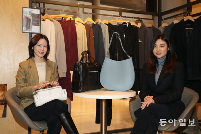 지난달 24일 서울 종로구 DDP디자인장터에 있는 ‘네이크스’ 매장에서 서지흔(왼쪽), 서인아 공동대표가 자사 제품을 소개하고 있다. 네이크스는 선인장 가죽과 한지 가죽 등을 이용해 친환경 의류를 만드는 사회적 기업이다. 김동주 기자 zoo@donga.com